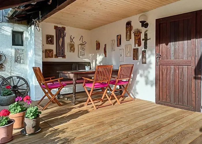 בית נופש Charming Blacksmith's House @ בוהין